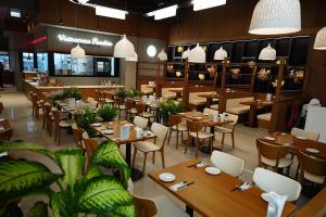 um restaurante com mesas e cadeiras de madeira e luzes em Cozy Studio in Dubai no Dubai