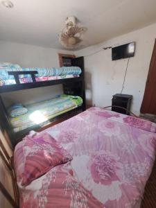 1 dormitorio con 1 cama con manta rosa en Hostal #10-33 en Cartagena de Indias