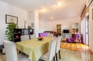 uma sala de jantar com mesa e cadeiras em Apartment Jovanka em Medulin