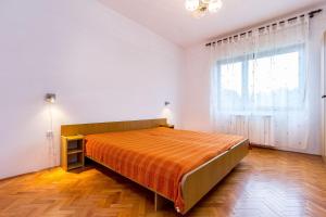 um quarto com uma cama e uma grande janela em Apartment Jovanka em Medulin