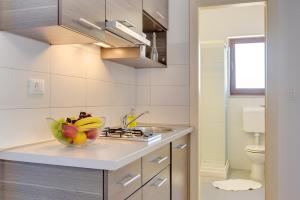 Kuchyň nebo kuchyňský kout v ubytování Apartment Alex