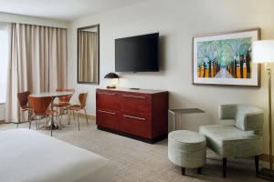 Uma TV ou centro de entretenimento em TownePlace Suites by Marriott Orlando Downtown