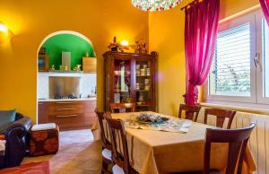 a dining room with a table and a kitchen at Villa Nera in Banjole