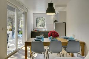 uma cozinha e sala de jantar com mesa e cadeiras em Villa Chiara em Premantura