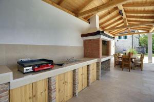 una cocina con una barra con una parrilla. en Villa Lucy, en Rojnići