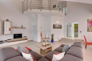 uma sala de estar com um sofá e uma televisão em Villa Marcelia em Pula