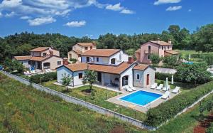 una vista aérea de una casa con piscina en Villa Prima, en Jurići