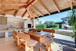 cocina y comedor con techo de madera en Villa Allegra, en Kanfanar