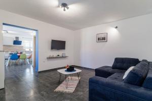 TV a/nebo společenská místnost v ubytování Holiday House Ulika