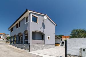 Budova, kde se vila nachází