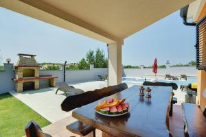 einen Tisch mit einer Obstschale auf der Terrasse in der Unterkunft Villa Erica in Pula