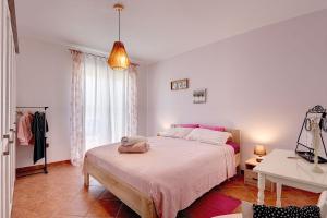 Ένα ή περισσότερα κρεβάτια σε δωμάτιο στο Ferienwohnung mit Klima, WLAN, Balkon und wenige Minuten zum Meer