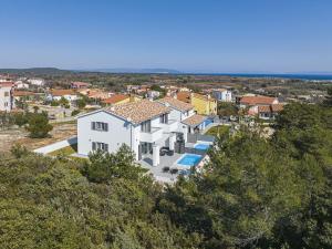 an aerial view of a house with a pool at 500 Meter zum Strand mit Privatpool, Meerblick, Klima, WLAN in Ližnjan