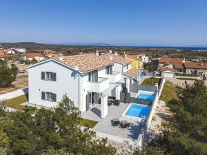 an aerial view of a house with a swimming pool at 500 Meter zum Strand mit Privatpool, Meerblick, Klima, WLAN in Ližnjan