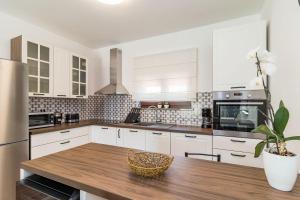 Bilde i galleriet til Villa mit privatem Pool, WLAN, Klima und Bäder en suite i Pula