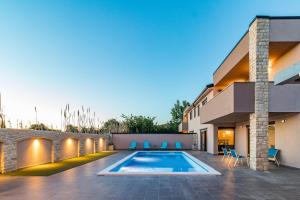 basen na podwórku domu w obiekcie Luxuriöse Villa mit privatem Pool und Sonnenterrasse w mieście Valbandon
