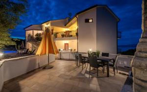 Fotografia z galérie ubytovania Unterkunft mit Sauna, Meerblick, Whirlpool und beheiztem Pool v destinácii Labin