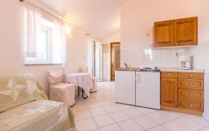 Kuchyň nebo kuchyňský kout v ubytování Ferienwohnung mit Pool, Klima, Grillplatz, Balkon