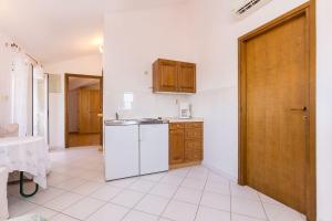 Kuchyň nebo kuchyňský kout v ubytování Ferienwohnung mit Pool, Klima, Grillplatz, Balkon