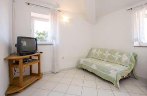 TV a/nebo společenská místnost v ubytování Ferienwohnung mit Pool, Klima, Grillplatz, Balkon