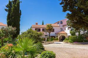 Zahrada ubytování Ferienwohnung mit Pool, Klima, Grillplatz, Balkon
