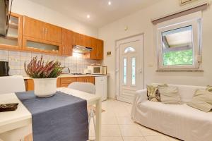 Η κουζίνα ή μικρή κουζίνα στο Zum Sandstrand sind es wenige Gehminuten - genießen Sie aber auch die Zeit am Pool