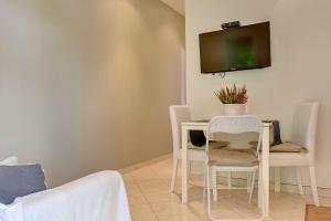 Μια τηλεόραση ή/και κέντρο ψυχαγωγίας στο Zum Sandstrand sind es wenige Gehminuten - genießen Sie aber auch die Zeit am Pool