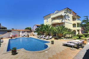 basen przed budynkiem w obiekcie Attraktive Ferienwohnung mit großem Pool, Klimaanlage, WLAN, BBQ und nur 700 Meter bis zum Sandstrand w Medulinie