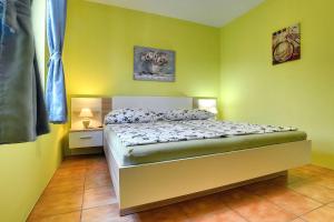 Posteľ alebo postele v izbe v ubytovaní Ferienwohnung nur 500 Meter bis zum Kieselstrand mit großem Pool , Schlafzimmer, Bad, Küche, Klima, WLAN + 12 fotografií
