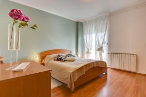 sypialnia z łóżkiem i wazonem z kwiatami w obiekcie Attraktive Ferienwohnung mit großem Pool, Klimaanlage, WLAN, BBQ und nur 700 Meter bis zum Sandstrand w Medulinie +22 zdjęcia