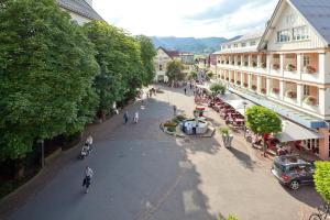 een uitzicht op een straat in een stad bij Ferienapartment Marktblick in Oberstdorf