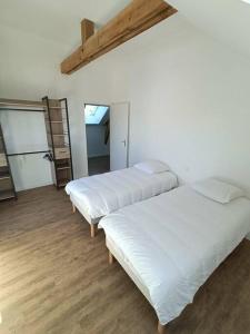 - 2 lits dans une chambre dotée de parquet dans l'établissement Grange moderne près de Rennes avec jolie vue !, à Gévezé