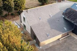 eine Aussicht auf ein Haus mit Dach in der Unterkunft Grange moderne près de Rennes avec jolie vue ! in Gévezé