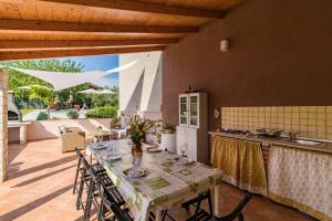 eine Küche und ein Esszimmer mit einem Tisch auf der Terrasse in der Unterkunft Casa Luigia in Pula