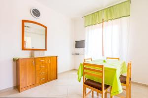 TV a/nebo společenská místnost v ubytování Ferienwohnung nur 500 Meter bis zum Kieselstrand mit Küche, Klima, WLAN, Haustiere erlaubt