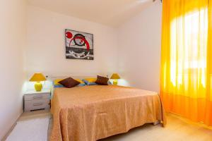 Postel nebo postele na pokoji v ubytování Ferienwohnung nur 500 Meter bis zum Kieselstrand mit Küche, Klima, WLAN, Haustiere erlaubt