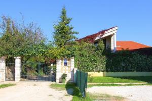 een huis met een hek en een boom bij Ferienwohnung Grace in Medulin