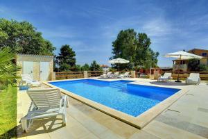 Bazén v ubytovaní Schöne Ferienwohnung nur 500 Meter bis zum Kieselstrand mit großem Pool, Küche, Klima, WLAN, Balkon, Grill alebo v jeho blízkosti