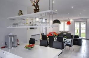 - une cuisine et une salle à manger avec une table et des chaises dans l'établissement Charmante Villa mit privatem Pool, Klima, WLAN, Whirlpool, Sauna, Terrasse und Grill, à Hreljići