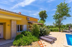 Fotografie z fotogalerie ubytování Appartement mit großem Pool, Volleyballfeld, Tischtennis und Tischfußball v destinaci Valtura