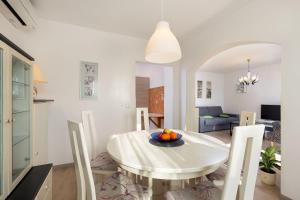 Posedenie v ubytovaní Neu renovierte Ferienwohnung mit Klima, WLAN, Terrasse und Grill