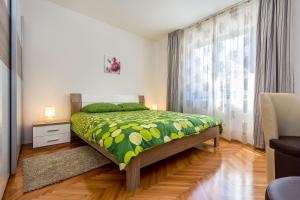 Posteľ alebo postele v izbe v ubytovaní Neu renovierte Ferienwohnung mit Klima, WLAN, Terrasse und Grill