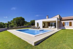 Bazén v ubytovaní Schöne Finca mit privatem Pool, Klima, WLAN, Terrasse, Grill alebo v jeho blízkosti