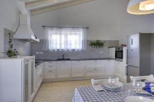 Kuchyňa alebo kuchynka v ubytovaní Schöne Finca mit privatem Pool, Klima, WLAN, Terrasse, Grill