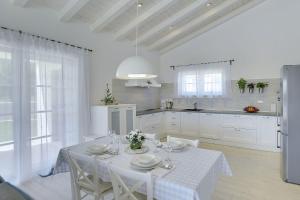 Kuchyňa alebo kuchynka v ubytovaní Schöne Finca mit privatem Pool, Klima, WLAN, Terrasse, Grill