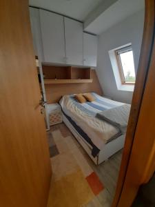 A bed or beds in a room at APARTMAN FEELING