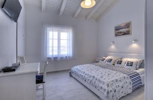 een witte slaapkamer met een bed en een bureau bij Schöne Finca mit privatem Pool, Klima, WLAN, Terrasse, Grill in Kavran