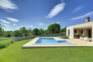 un patio trasero con piscina y una casa en Schöne Finca mit privatem Pool, Klima, WLAN, Terrasse, Grill, en Kavran