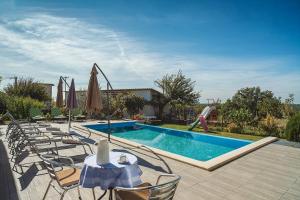 Bazén v ubytovaní Preiswerte und schöne Ferienwohnung mit Pool, WLAN, Terrasse und Grill alebo v jeho blízkosti + 12 fotografií