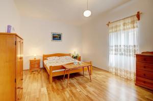 a bedroom with a bed and a table in it at Istrisches Ferienhaus mit Klima, WLAN, Terrasse, Parkplatz und Grillbereich in Rakalj